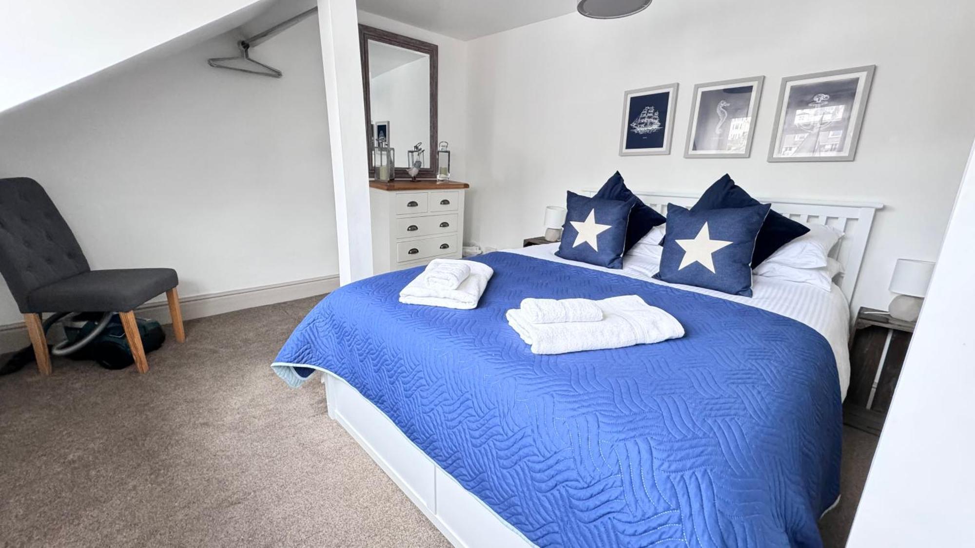 Nancie'S Place - Dartmouth Town Center With Private Parking - A Traditional Georgian Private Duplex Apartment - Beautifully Refurbished - Two Bedrooms, Bathroom, Kitchen And Lounge Diner Екстер'єр фото