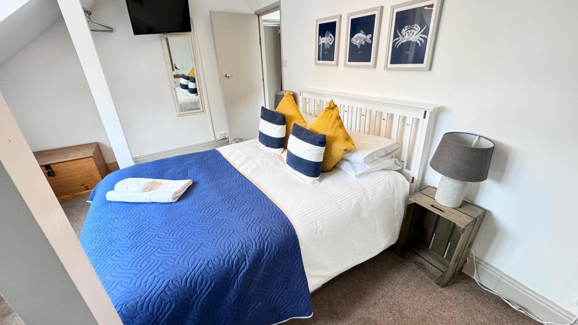 Nancie'S Place - Dartmouth Town Center With Private Parking - A Traditional Georgian Private Duplex Apartment - Beautifully Refurbished - Two Bedrooms, Bathroom, Kitchen And Lounge Diner Екстер'єр фото