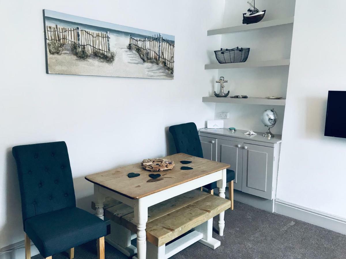 Nancie'S Place - Dartmouth Town Center With Private Parking - A Traditional Georgian Private Duplex Apartment - Beautifully Refurbished - Two Bedrooms, Bathroom, Kitchen And Lounge Diner Екстер'єр фото