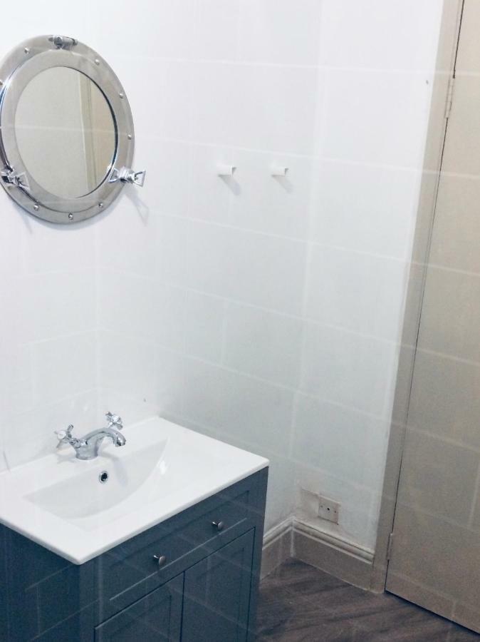 Nancie'S Place - Dartmouth Town Center With Private Parking - A Traditional Georgian Private Duplex Apartment - Beautifully Refurbished - Two Bedrooms, Bathroom, Kitchen And Lounge Diner Екстер'єр фото